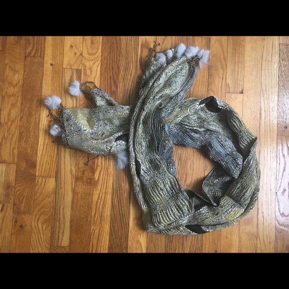 Metallic wrap with rabbit fur pom poms - Picture 2 of 5